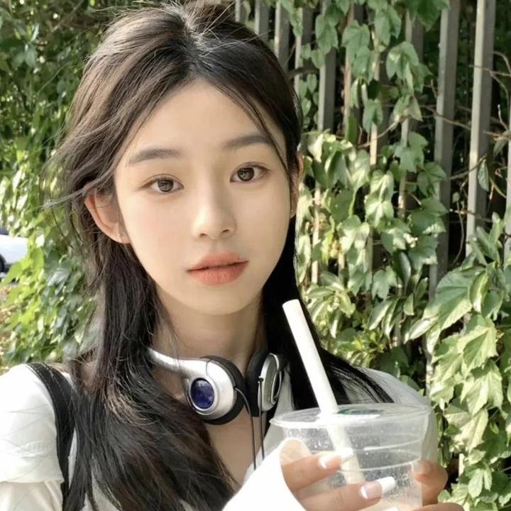 三个带面纱的女子